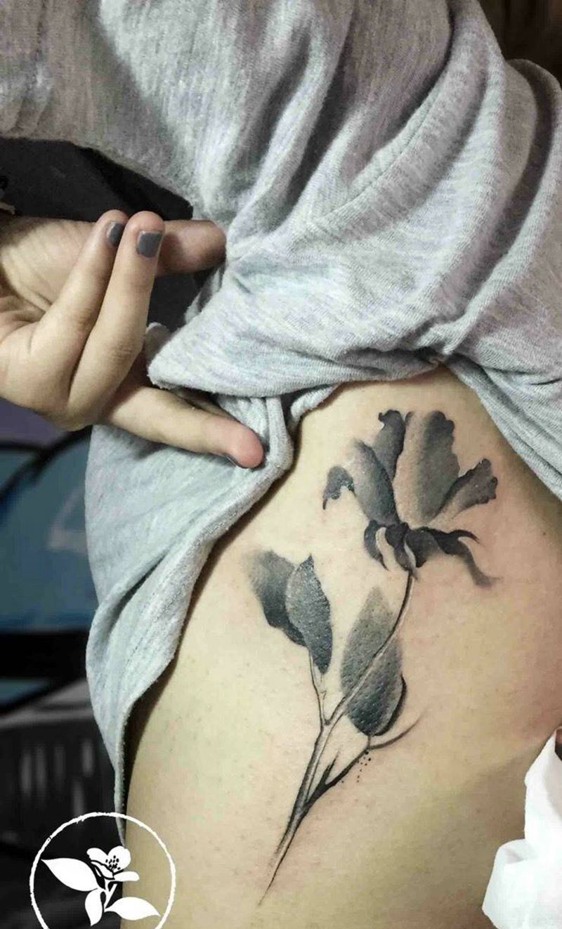 水墨纹身图片_成品腰部清新黑灰水墨纹身图案