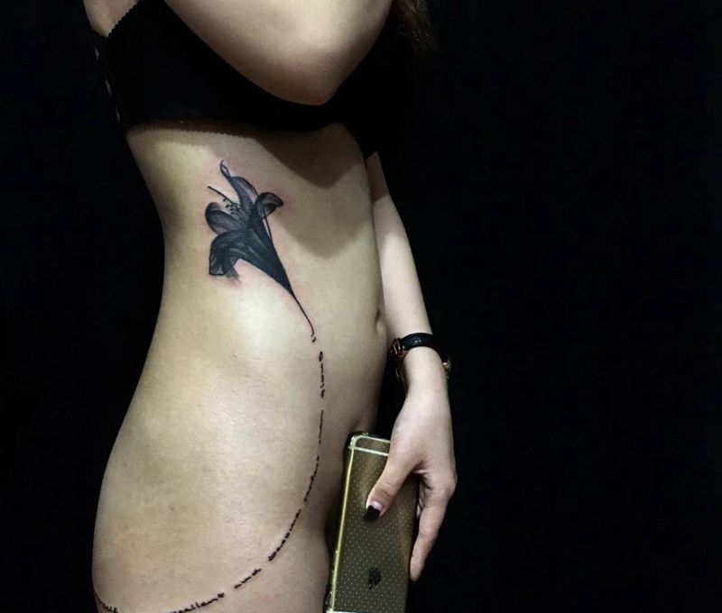 百合纹身图片_成品臀部腹部清新植物刺青纹身图案