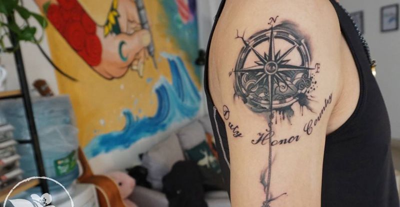 水墨指南针纹身图片