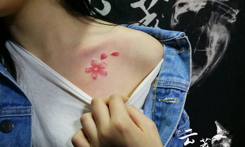 锁骨桃花纹身图片