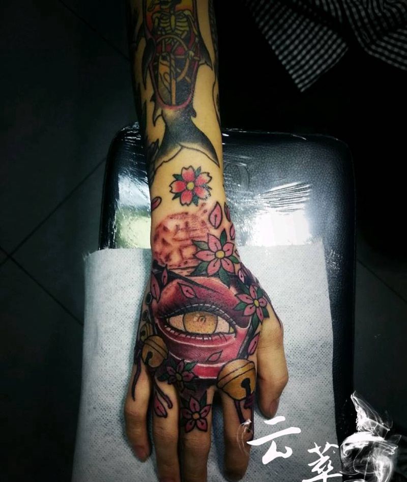 眼睛纹身图片_手部New School纹身图案