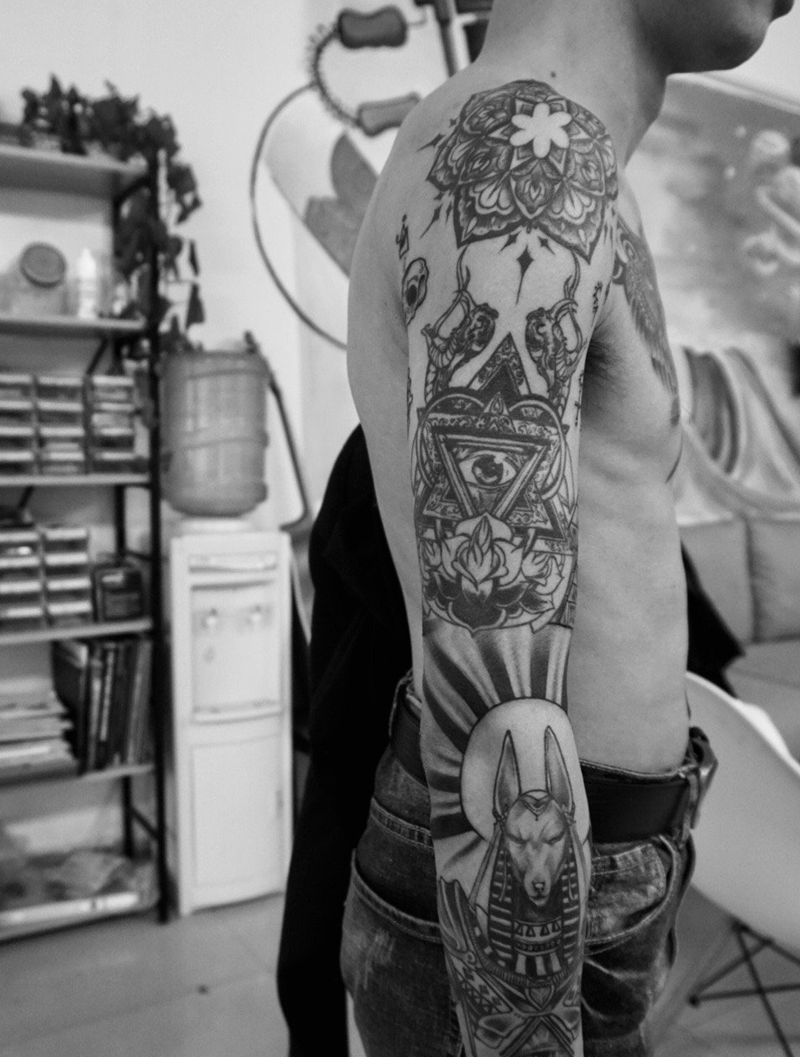 埃及主题花臂纹身图片_手臂几何欧美写实纹身图案