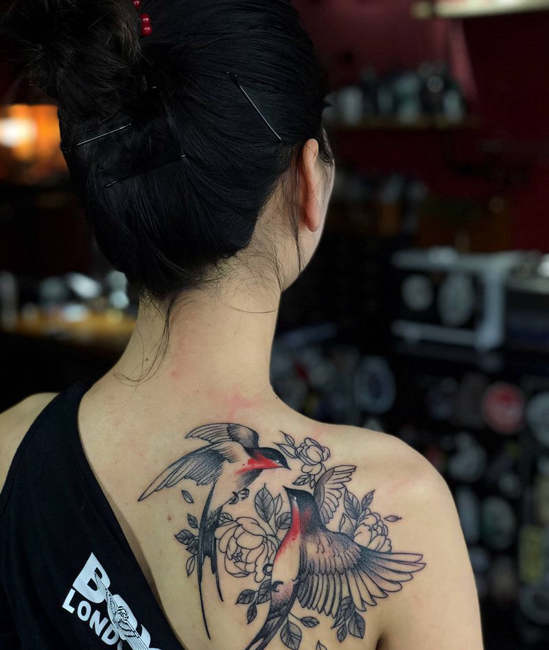 燕子纹身图片_肩部背部水墨水彩纹身图案