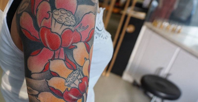 莲花花臂纹身图片_手臂老传统水彩纹身图案