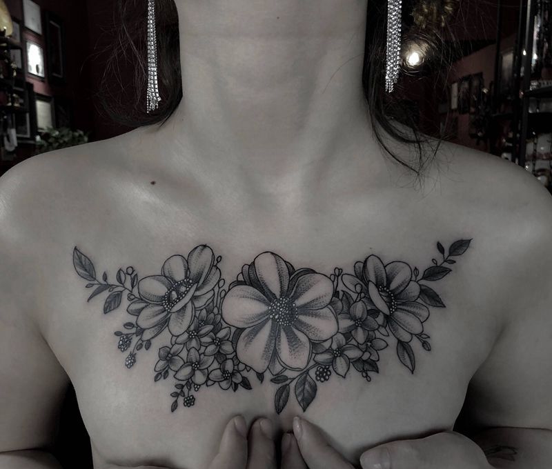 素花花胸纹身图片_胸部点刺素花鬼绣刺青纹身图案