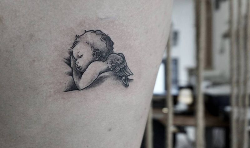 睡觉的天使纹身图片_腰部欧美写实水墨纹身图案
