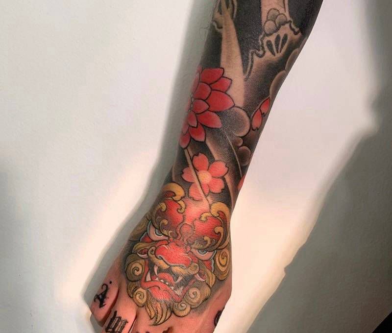 唐狮手背纹身图片_手部老传统唐狮纹身图案