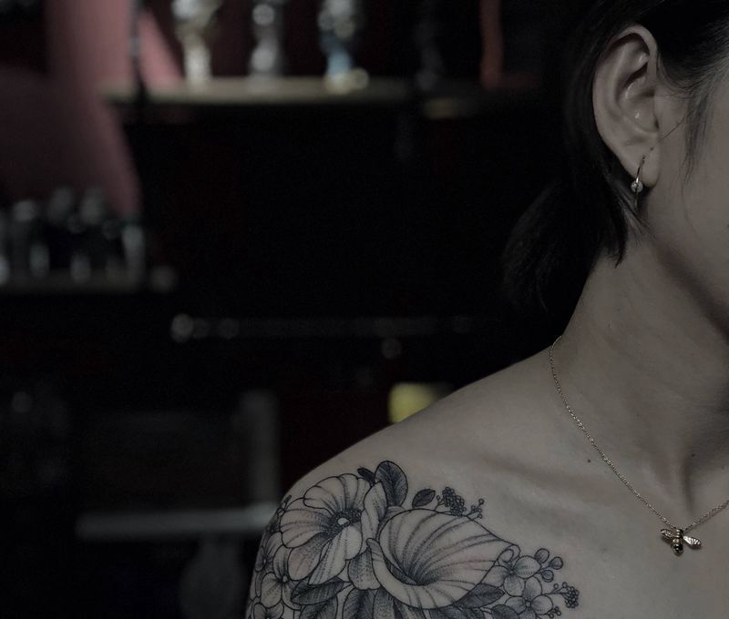 素花纹身图片_肩部胸部点刺素花纹身图案