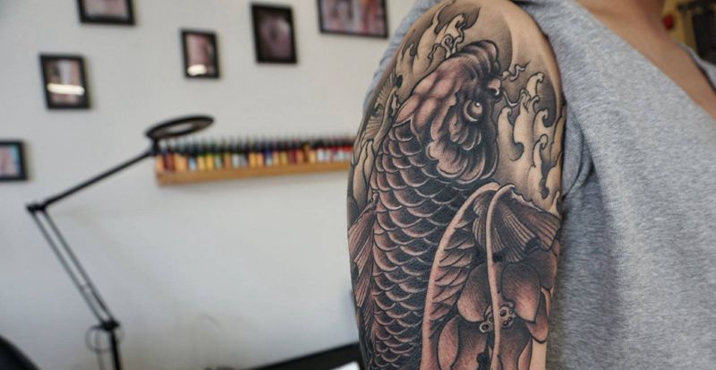 鱼纹身图片_手臂新传统鱼纹身图案