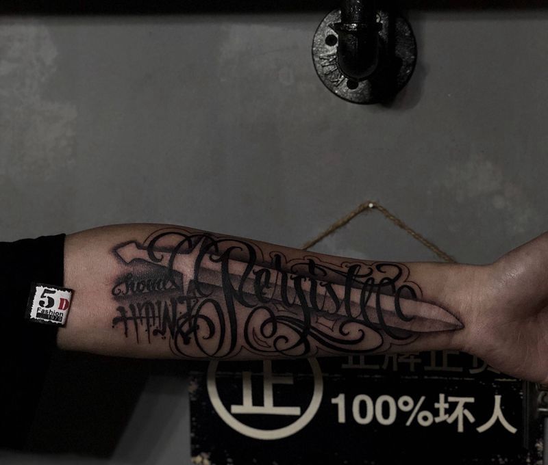 奇卡诺纹身图片_手臂花体字纹身图案