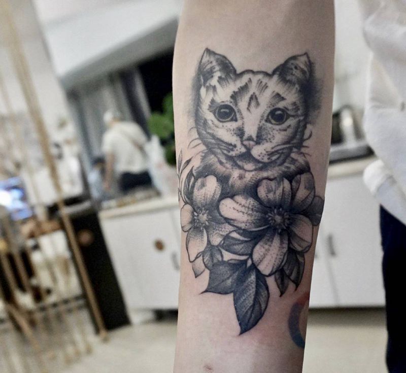 花纹身图片_手臂点刺素花纹身图案