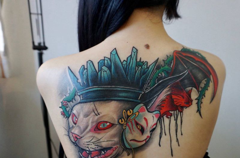 遮盖纹身图片_背部水彩猫纹身图案