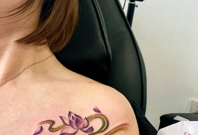 莲花纹身图片_肩部水彩纹身图案