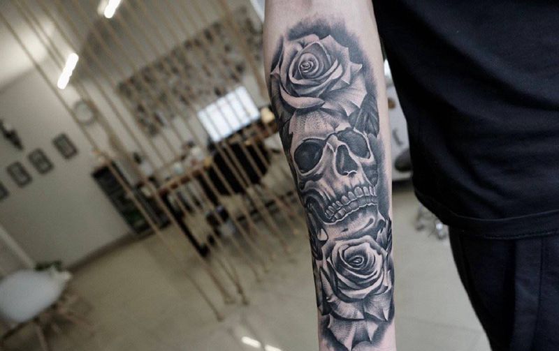 写实玫瑰纹身图片_手臂欧美写实纹身图案