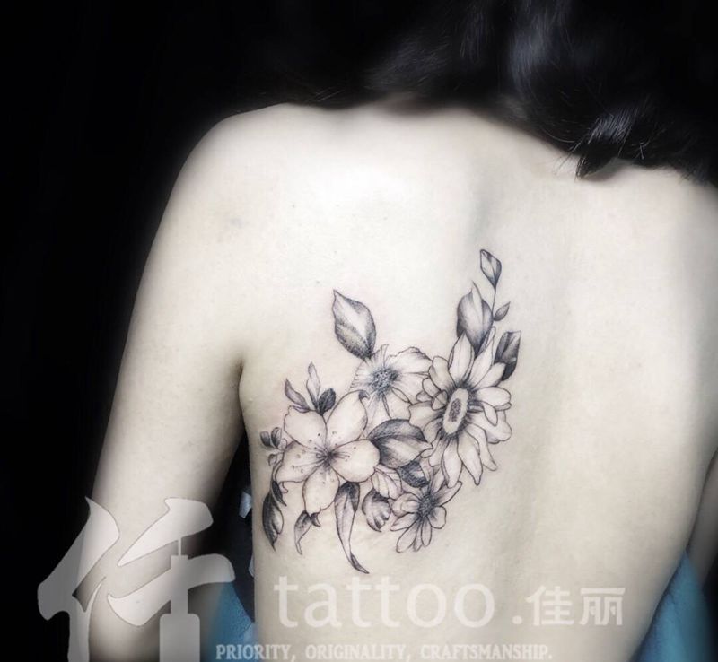 原创素花纹身图片_背部素花纹身图案