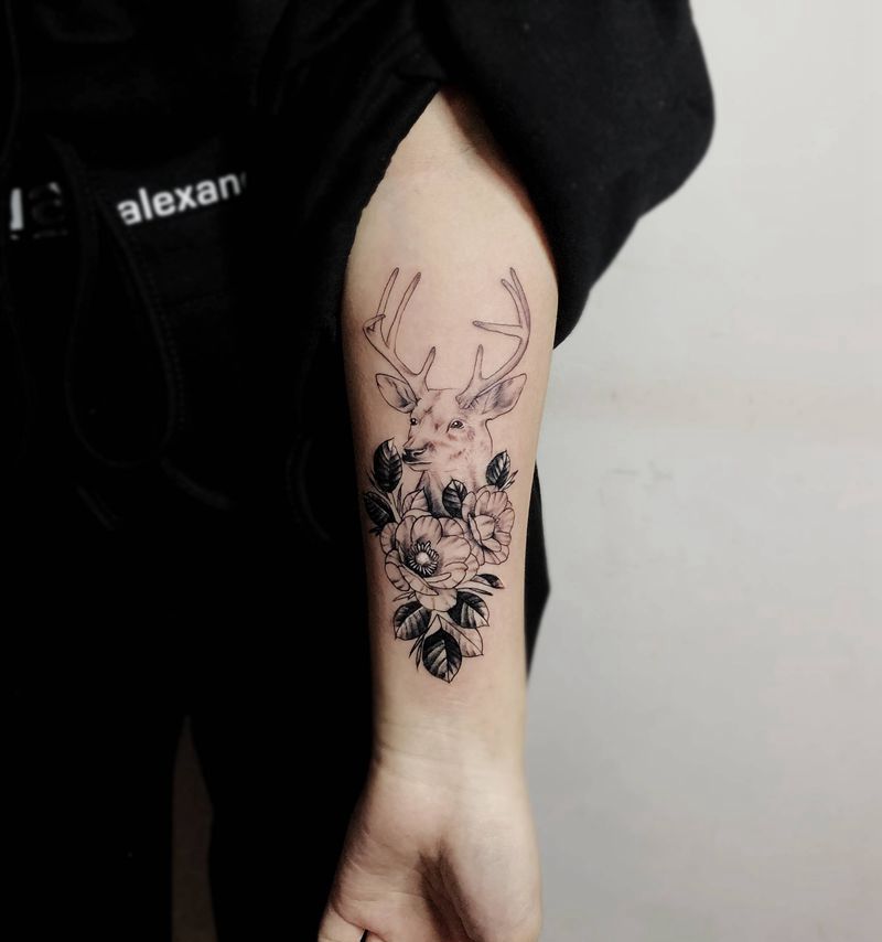 素花鹿纹身图片_手臂素花鹿动物纹身图案