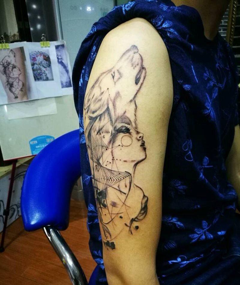 狼少女纹身图片