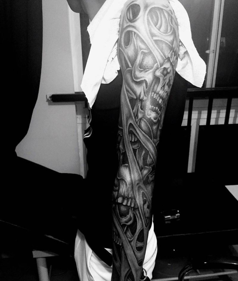 欧美 黑灰花臂纹身图片_成品手臂欧美鬼神宗教写实黑灰纹身图案