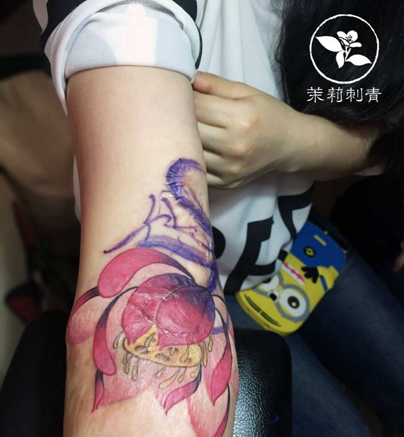 莲花纹身图片_成品手稿手臂传统清新植物纹身图案
