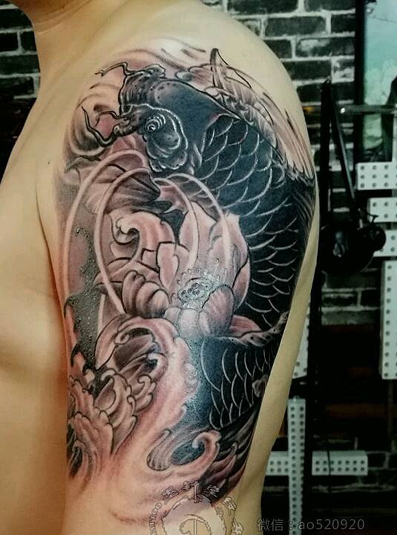 鲤鱼遮盖纹身图片_手臂老传统纹身图案