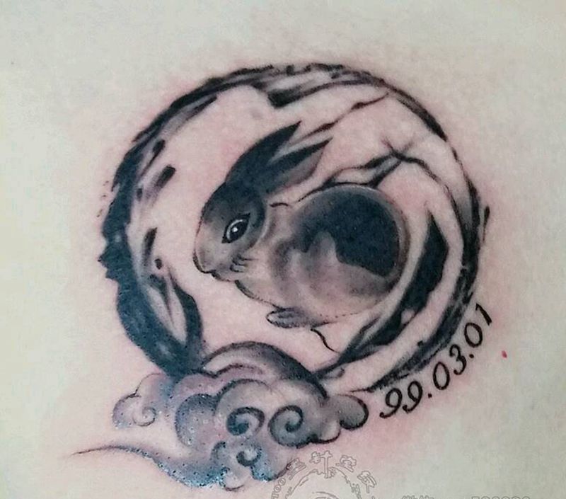 水墨小兔纹身图片_胸部腹部水墨新传统纹身图案