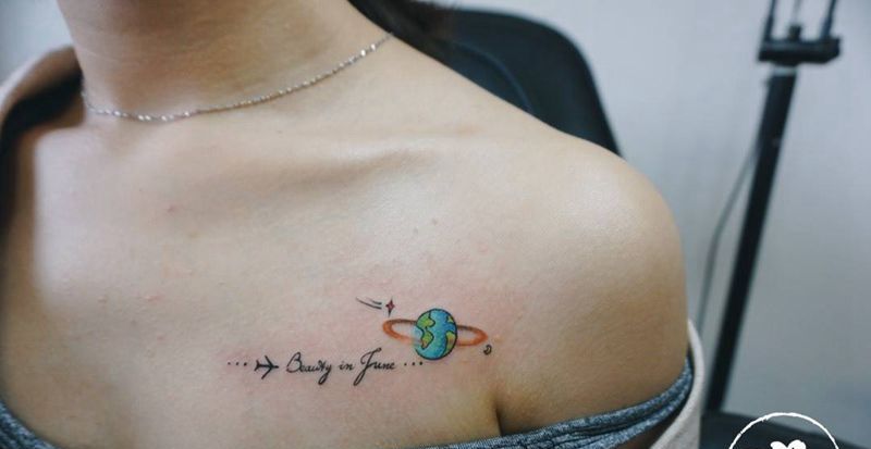 地球纹身图片_胸部水彩纹身图案