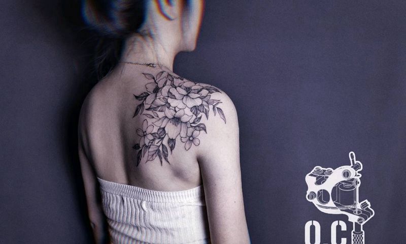肩花纹身图片_肩部点刺纹身图案
