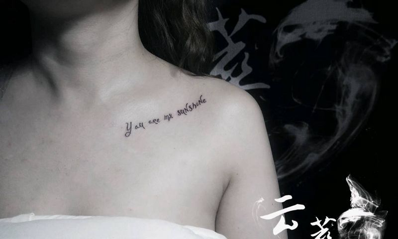 英文纹身图片_胸部小清新纹身图案