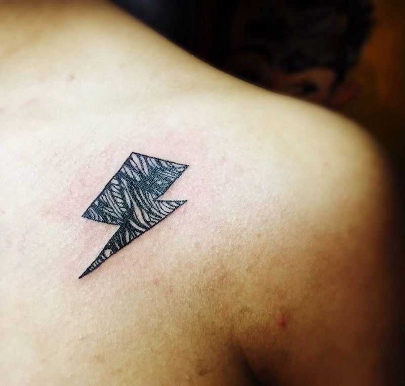 闪电纹身图片_成品肩部几何纹身图案