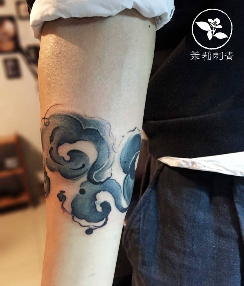 祥云纹身图片_成品手臂传统黑灰水墨纹身图案