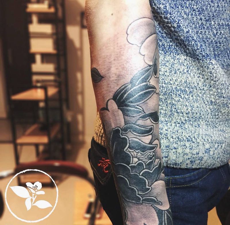 小臂牡丹纹身图片