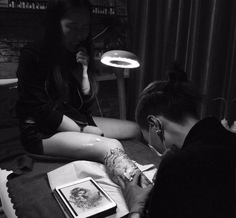 艺妓纹身图片_腿部传统人物刺青纹身图案