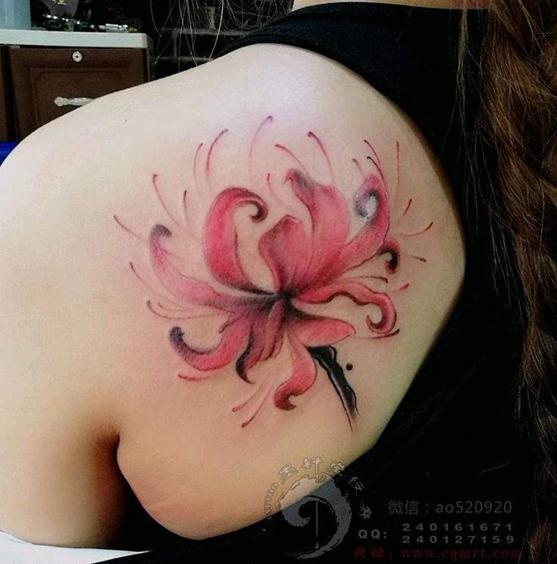 彼岸花纹身图片_肩部背部水彩水墨纹身图案