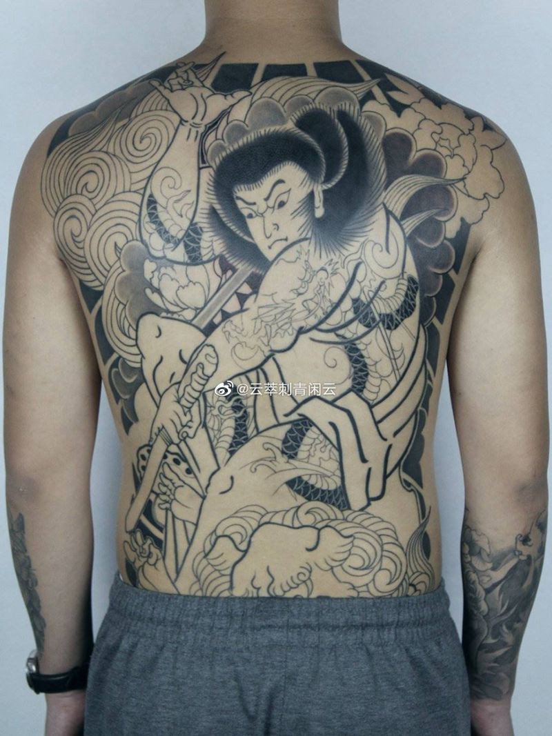 还没想好纹身图片_背部臀部老传统纹身图案