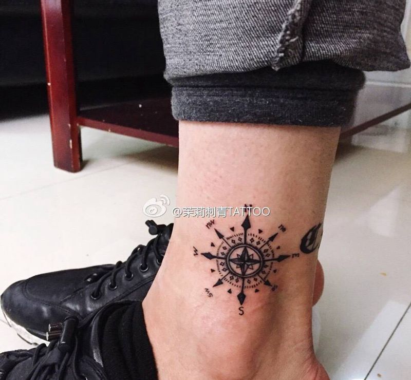 指南针纹身图片_成品脚部清新几何纹身图案