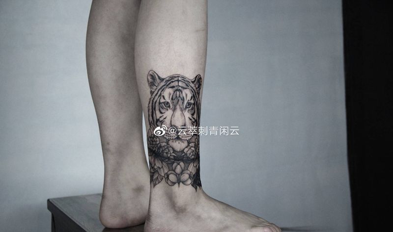 遮盖纹身图片_腿部点刺纹身图案