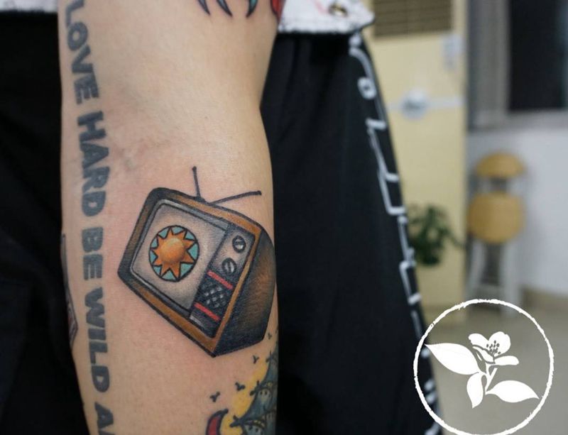 老牌电视机纹身图片_手臂Old School纹身图案