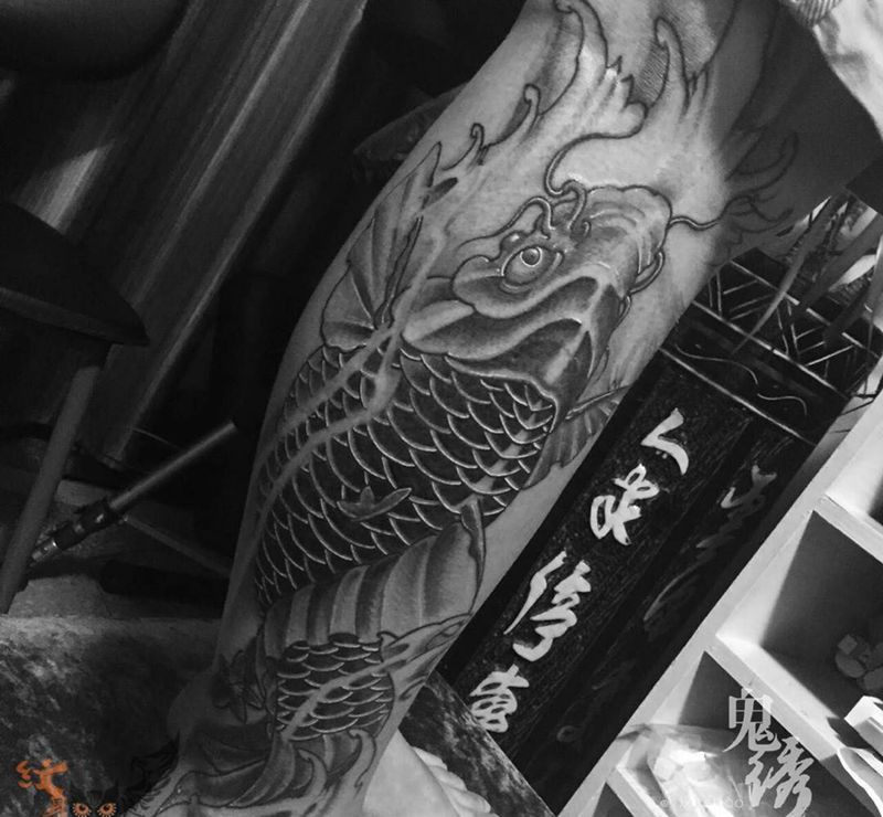 锦鲤纹身图片_成品腿部传统动物刺青纹身图案