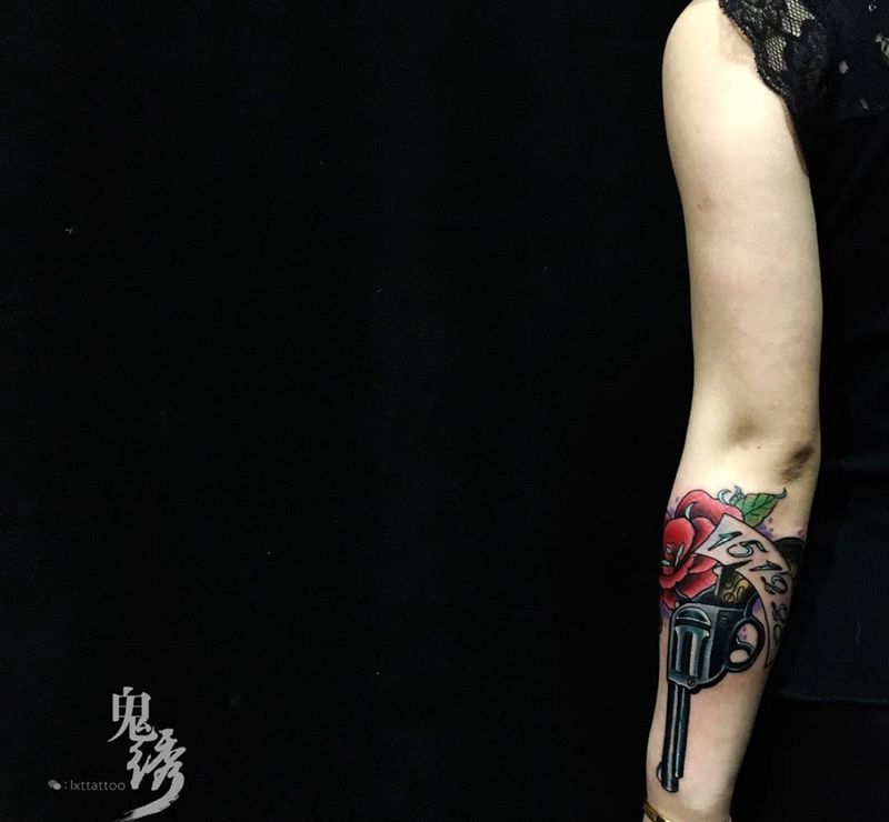 枪炮玫瑰纹身图片_成品手臂欧美刺青纹身图案