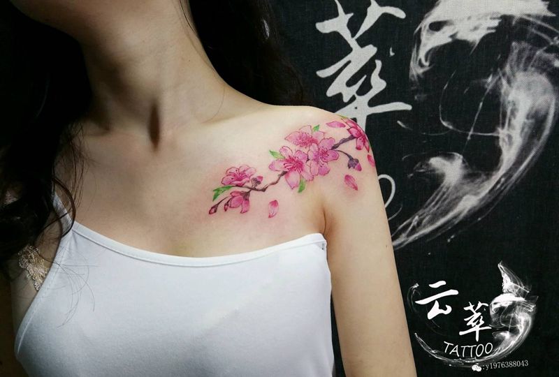 肩部桃花纹身图片