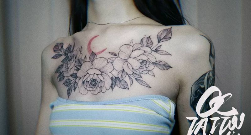 花胸纹身图片_胸部点刺纹身图案