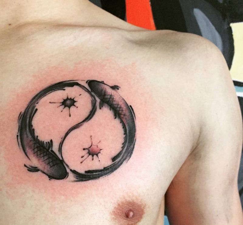 太极鱼纹身图片_成品手稿胸部清新写实动物鱼原创水墨纹身图案