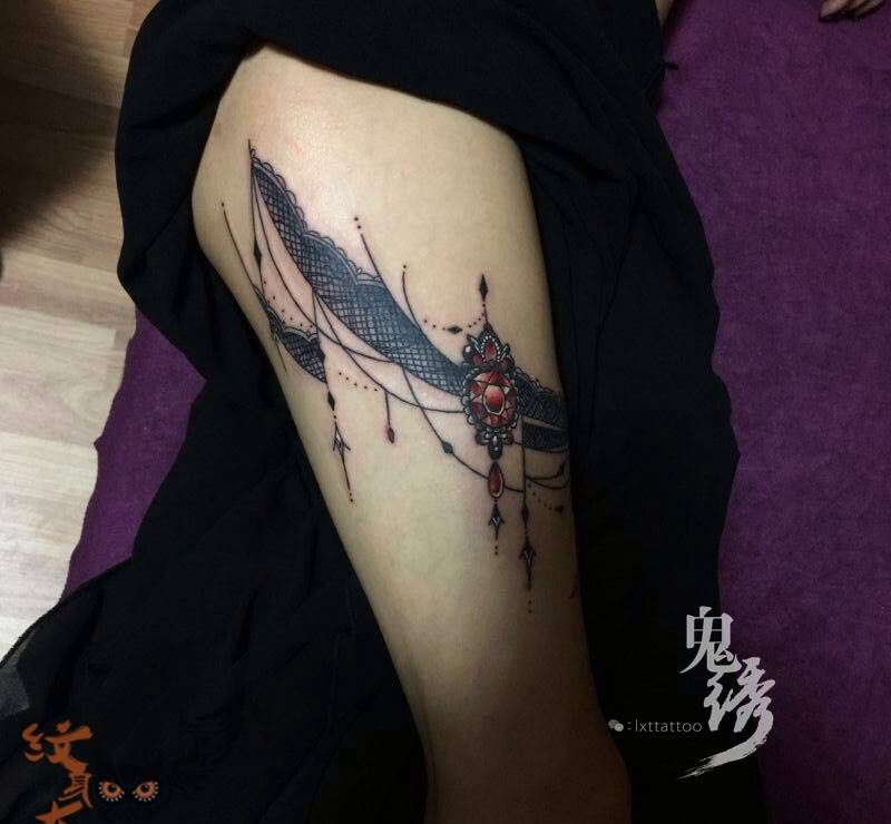 大腿蕾丝纹身图片_成品腿部清新静物刺青纹身图案