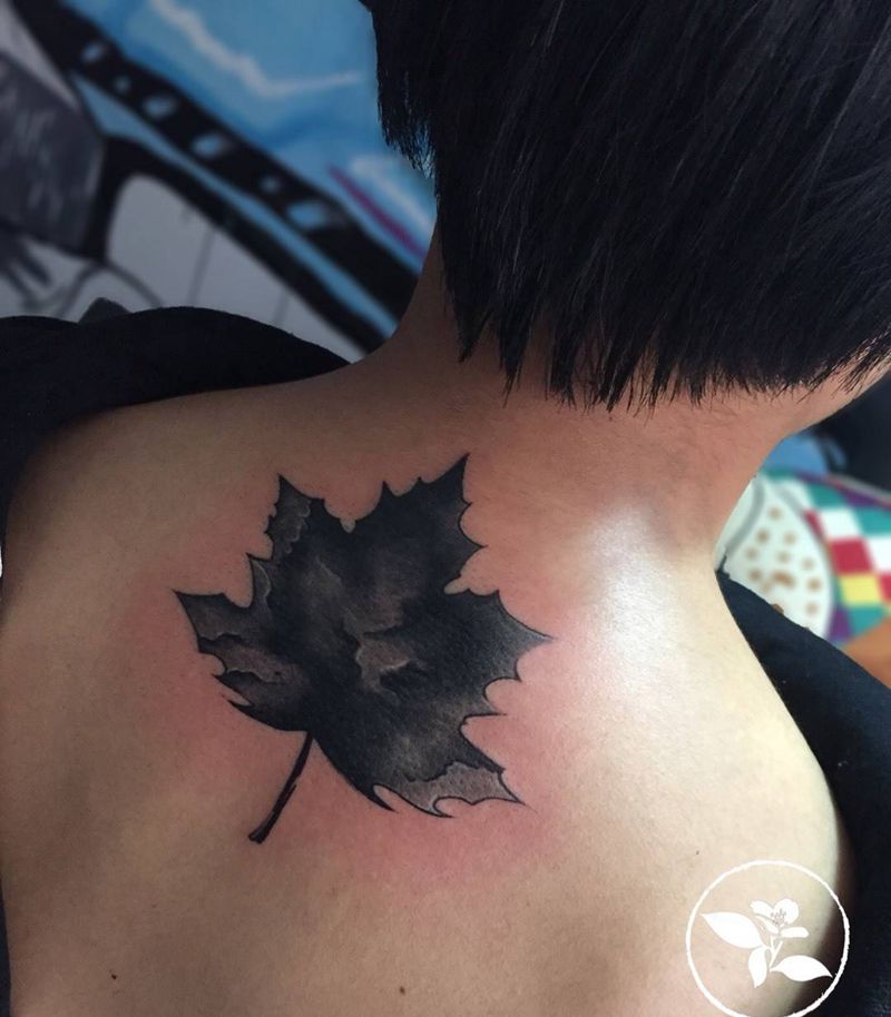 水墨枫叶纹身图片_成品手稿背部清新黑灰水墨遮盖纹身图案