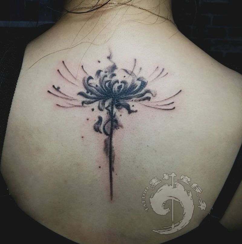 水墨彼岸花纹身图片_背部水墨新传统纹身图案