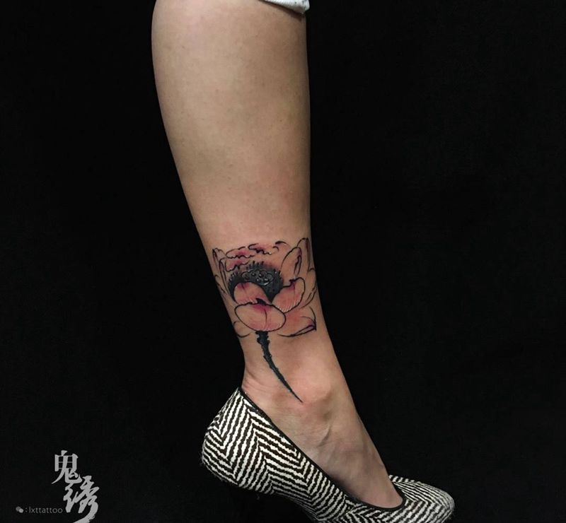 荷花纹身图片_成品腿部清新植物刺青纹身图案