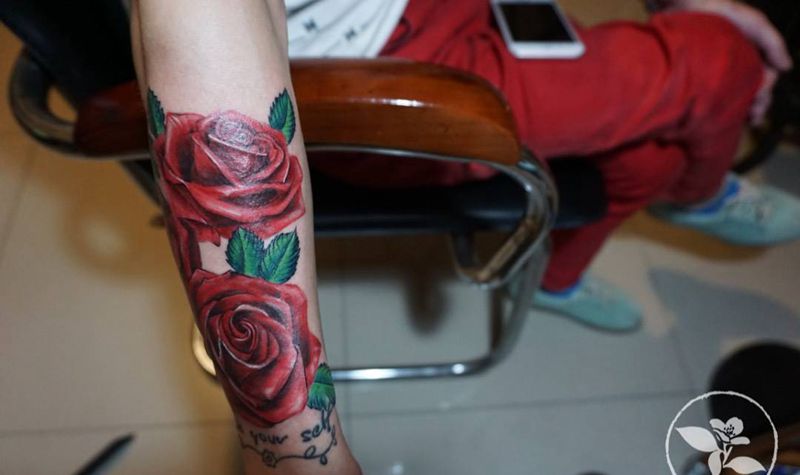 红玫瑰纹身图片