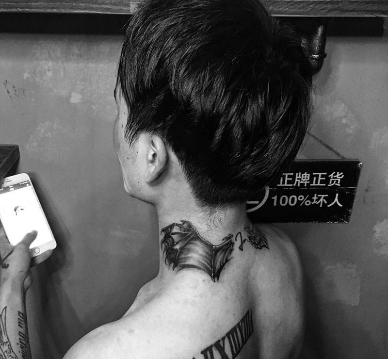 翅膀纹身图片_成品颈部清新原创刺青纹身图案