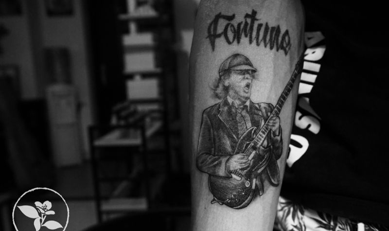 acdc 吉他手纹身图片