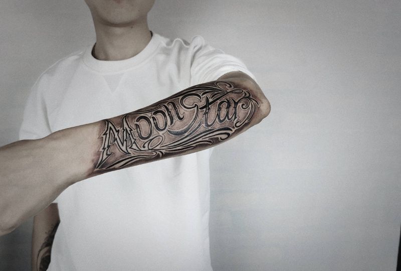 花体英文纹身图片_手臂花体字纹身图案